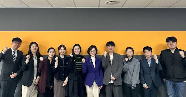 문애리 한국여성과학기술인육성재단 이사장(가운데)이 지난해 출범한 ‘WISET 차세대 위원회’ 2기’로 선정된 남녀 과학기술인 10인과 기념사진을 촬영하고 있다./사진=한국여성과학기술인육성재단