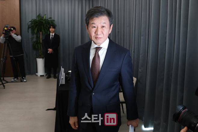 정몽규 대한축구협회장 선거 후보자가 11일 서울 종로구 포니정재단 빌딩에서 열린 기자회견에 참석해 차기 축구협회장 선거 관련 입장을 밝힌 뒤 이동하고 있다. 사진=이영훈 기자