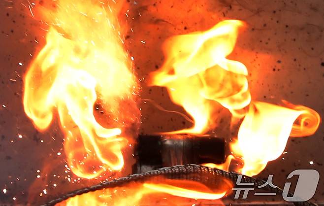 15일 오후 부산 강서구 가드케이 부산공장에서 리튬 배터리 화재 전용 소화기 시연에 앞서 원통형 배터리에 열폭주 현상이 일어나고 있다. 2024.7.15/뉴스1 ⓒ News1 윤일지 기자