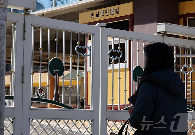13일 서울의 한 초등학교에서 학부모들이 아이들의 하교를 기다리고 있다. 학교에서 교사가 휘두른 흉기에 숨진 8세 초등학생 김하늘 양 피살 사건 이후 여야가 재발 방지 대책 마련을 위한 입법 작업에 착수했다. 여야 모두 질환으로 직무 수행이 곤란하거나 위험 징후를 띈 교원을 분리하도록 하는 내용을 법제화 하는 데 우선 초점을 맞추고 있다.  2025.2.13/뉴스1 ⓒ News1 이동해 기자