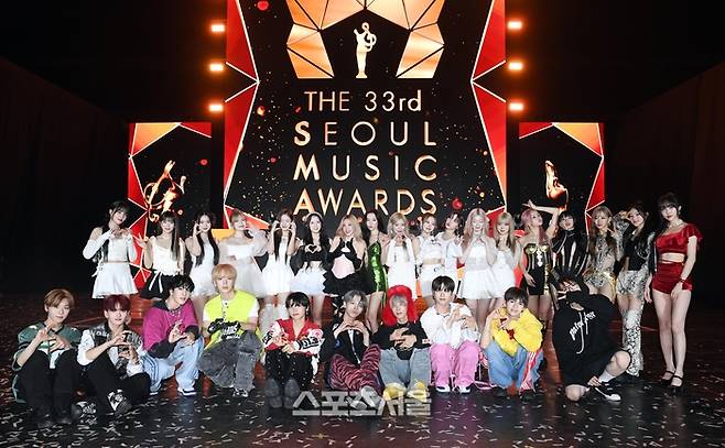 태국 방콕 라자망갈라 국립경기장에서 열린 ‘제33회 서울가요대상’ 시상식(주최 스포츠서울, 주관 서울가요대상 조직위원회)에서 수상자들이 함께 기념촬영을 하고 있다.