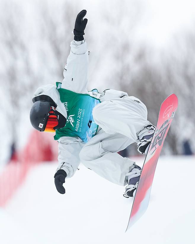 스노보드 국가대표 이지오가 13일 중국 야부리 스키리조트에서 2025 하얼빈 동계아시안게임 스노보드 남자 하프파이프 결선에 앞서 훈련하고 있다. 사진 | 야부리=연합뉴스