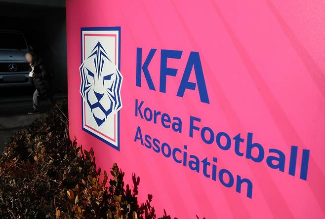 축구협회, 문체부 '정몽규 징계 요구'에 행정소송 제기
(서울=연합뉴스) 이정훈 기자 = 축구협회는 지난달 21일 서울중앙지방법원에 문화체육관광부 특정감사 처분의 취소를 구하는 행정소송을 제기했다. 아울러 문체부 처분에 대한 집행정지 신청도 법원에 냈다. 문체부는 지난해 11월 축구협회 감사 결과를 발표하면서 정몽규 회장 등 주요 인사들에 대해 자격정지 이상의 중징계를 요구했는데, 축구협회는 이를 받아들일 수 없다는 취지로 소송을 낸 것이다.