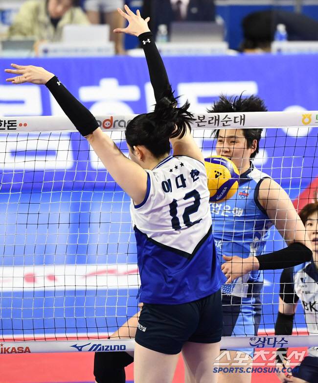IBK기업은행 김희진이 속공을 시도했지만 이다현의 블로킹에 막히고 있다. 화성=정재근 기자 cjg@sportschosun.com