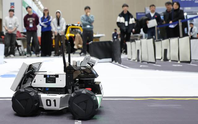 산업통상자원부는 13일 올해 자율주행 등 첨단기술 확보와 미래차 핵심부품 공급망 확충을 위해 4990억원을 투입한다고 밝혔다. 사진은 지난해 넥스트 모빌리티 엑스포에서 관람객들이 자율주행 경진대회를 지켜보고 있는 모습. /뉴시스