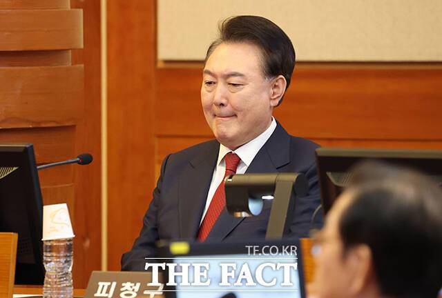 윤석열 대통령이 13일 서울 종로구 헌법재판소에서 열리는 탄핵심판 8차 변론에 출석하고 있다. /사진공동취재단