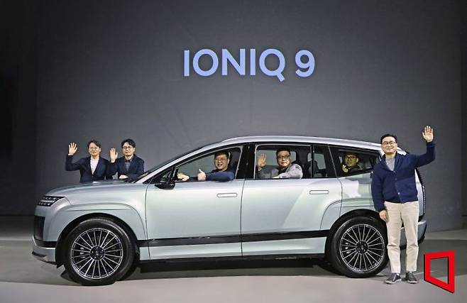 현대자동차는 11일 서울 광진구 '그랜드 워커힐 서울'에서 열린 아이오닉 9 미디어 익스피리언스 행사에서 첫 전동화 대형 SUV '아이오닉 9'을 출시한다고 밝혔다. 왼쪽부터 이철민 현대차 국내마케팅실 상무, 최준석 배터리설계1팀장, 지승욱 MLV총합시험팀 책임연구원, 김태현 MLV프로젝트5팀장, 윤동필 MLV전기차성능시험팀장, 정유석 국내사업본부장이 기념촬영을 하고 있다.(제공=현대차)