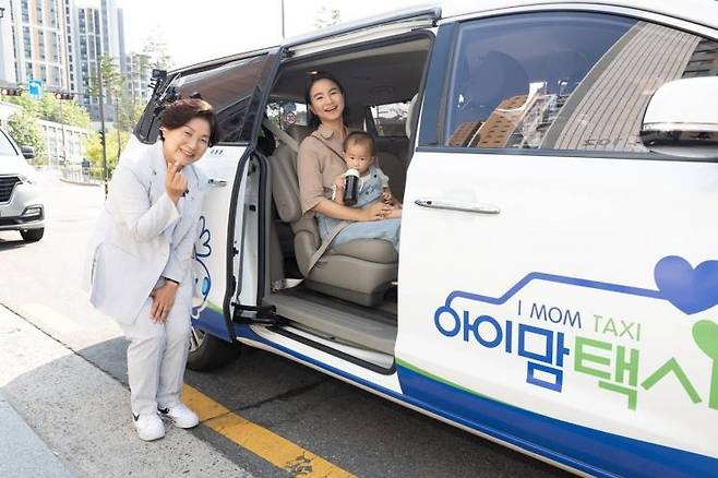 김미경 은평구청장(사진 왼쪽)과 아이맘택시 이용고객. 은평구 제공.
