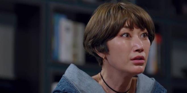 SBS ‘꼬리에꼬리를무는 그날 이야기 시즌3 (꼬꼬무)’가 13일 방송에서 대한민국 사회에 큰 충격을 안겼던 광주 인화학교 성폭력 사건, 일명 ‘도가니 사건’의 숨겨진 비하인드 스토리를 공개한다. ‘당신이 모르는 도가니 이야기’라는 부제로 방송될 이번 회차에서는 소설 ‘도가니’가 탄생하게 된 배경과 영화 제작 과정, 그리고 사건 해결에 중요한 역할을 한 인물들의 증언이 담길 예정이다. 공지영 작가가 밝힌 소설 집필 비화와 배우 공유의 영화화 제안 과정, 황동혁 감독의 연출 결심까지 생생하게 다루며, 특히 가해자 처벌 과정에 결정적 역할을 한 목격자의 존재가 처음으로 공개된다고 해 더욱 기대를 모은다. 이와 함께 인화학교 성폭력 대책위의 헌신적인 활동과 피해자들의 회복 과정도 상세히 조명될 예정이다. ‘꼬리에꼬리를무는 그날 이야기 시즌3 (꼬꼬무)’는 역사의 이면에 숨겨진 놀라운 사건과 이야기들을 깊이 있게 조명하는 프로그램이며, 매회 흥미진진한 스토리를 통해 시청자들에게 과거의 중요한 순간들을 되새기게 한다. 배우 장도연, 장현성, 장성규가 진행을 맡아 각기 다른 매력과 개성으로 이야기를 풀어나간다.