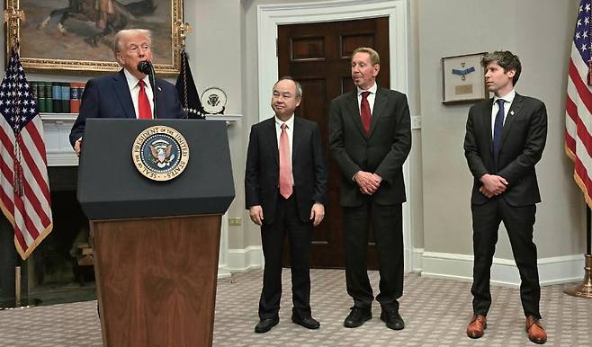 도널드 트럼프(왼쪽) 미 대통령이 1월 21일 백악관에서 가진 기자회견에서 ‘스타게이트’ 프로젝트에 대해 발표하고 있다. 샘 올트먼 오픈AI 최고경영자, 래리 엘리슨 오라클 회장, 손정의 소프트뱅크 회장(오른쪽부터)이 기자회견에 참석해 트럼프 대통령 발언을 듣고 있다./AFP연합