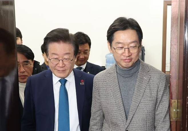 이재명 더불어민주당 대표와 김경수 전 경남도지사가 지난해 12월 5일 서울 여의도 국회 이재명 대표실에서 만나 대화 후 자리를 나서고 있다. ⓒ뉴시스