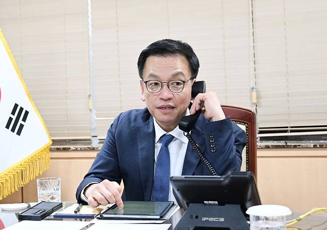 최상목 대통령 권한대행 부총리 겸 기획재정부 장관이 12일 서울 종로구 정부서울청사에서 도날드 투스크 폴란드 총리와 통화를 하고 있다. ⓒ연합뉴스