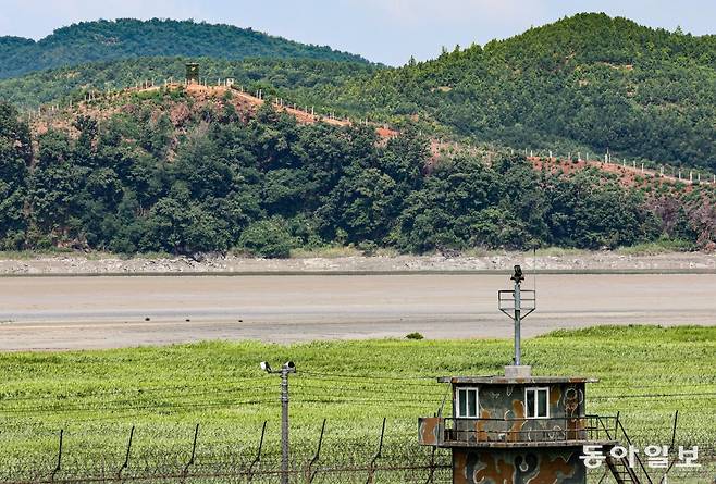1일 오전 경기도 파주시 탄현면에서 바라본 임진강 변 북측의 한 초소 일대에 길게 설치된 철책이 보이고 있다. 2024.07.01 이한결 기자 always@donga.com