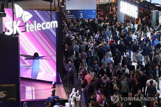 세계 최대 이동통신 전시회 '모바일 월드 콩그레스(MWC) 2024'가 개막한 26일(현지시간) 스페인 바르셀로나 피라 그란 비아 전시장을 찾은 관람객들이 전시를 관람하고 있다. <연합뉴스 제공>