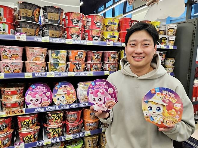 모델이 CU가 '캐치! 티니핑'과 협업해 선보인 어린이 전용 라면을 소개하고 있다.