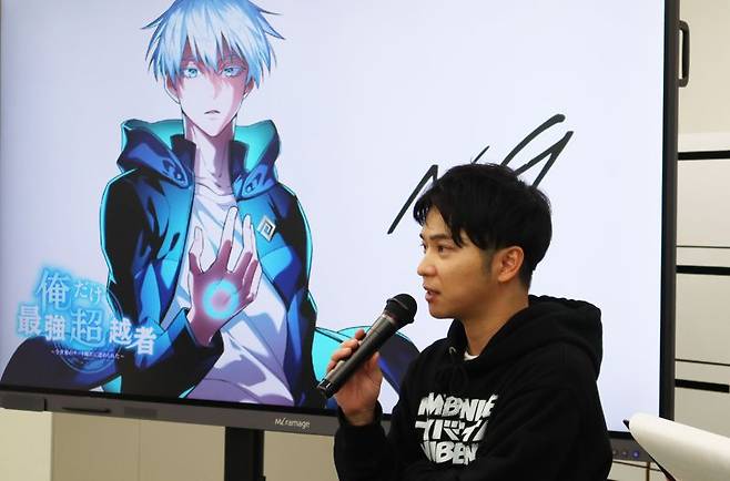 일본의 웹툰 제작사 '스튜디오 넘버나인' 고바야시 타쿠마 대표가 13일 일본 도쿄 니싼 니시고탄다 빌딩에서 열린 한국 언론과의 미디어간담회에서 발표하고 있다. 네이버웹툰 제공