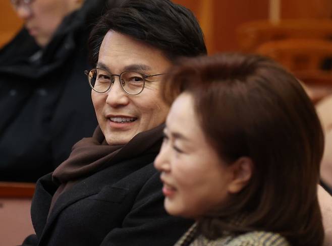 국민의힘 윤상현(왼쪽)·김민전 의원이 13일 서울 종로구 헌법재판소에서 열리는 윤석열 대통령 탄핵심판 8차 변론을 방청하기 위해 자리에 앉아 있다. 뉴스1