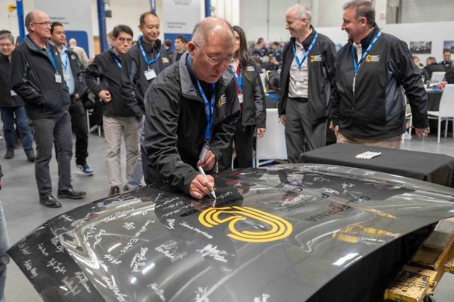 정의선 현대차그룹 회장이 지난 10일(현지시간) 미국 캘리포니아 캘리포니아시티에 위치한 모하비 주행시험장에서 열린 설립 20주년 기념 행사에서 참석자들과 함께 기념 사인을 하고 있다. 현대차그룹 제공