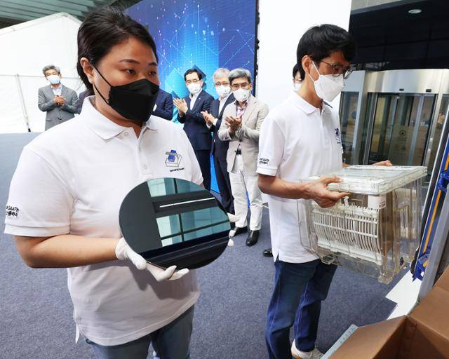 2022년 7월 25일 오전 경기도 화성시 삼성전자 화성캠퍼스에서 열린 '세계 최초 GAA 기반 3나노 양산 출하식'에서 관계자들이 웨이퍼를 공개하는 모습. 뉴시스
