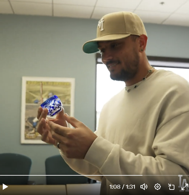 사사키가 건넨 유리잔을 보고 있는 로하스. 사진=LA 다저스 SNS