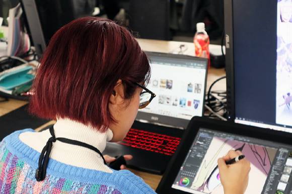 12일 일본 도쿄에 소재한 넘버나인 사무실에서 직원이 웹툰 관련 작업을 하고 있다. [사진=네이버웹툰]
