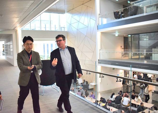 리차드 그리센스웨이트 Arm 총괄 부사장이 본사 곳곳을 설명하고 있다. / 사진=강경주 기자