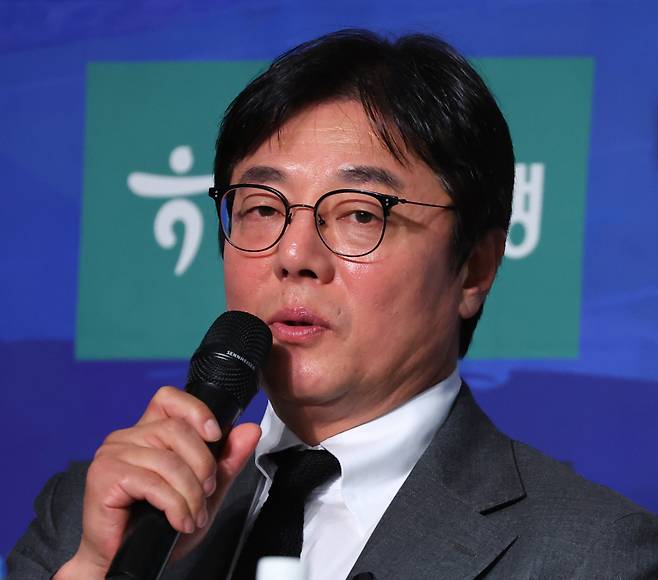 황선홍 감독이 13일 서울 서대문구 스위스 그랜드 호텔 그랜드볼룸에서 ‘하나은행 K리그1 2025 개막 미디어데이’에 임해 각오를 밝히고 있다. 연합뉴스