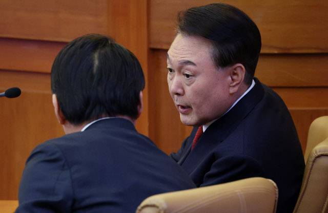 윤석열 대통령이 지난 11일 서울 종로구 헌법재판소에서 열린 탄핵심판 7차 변론기일에 출석해 변호인과 대화하고 있다. 사진공동취재단