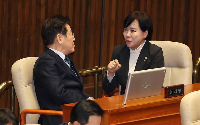 더불어민주당 이재명 대표와 전현희 의원이 13일 서울 여의도 국회 본회의장에서 열린 경제분야 대정부질문에 참석해 대화하고 있다. [사진 출처 = 연합뉴스]