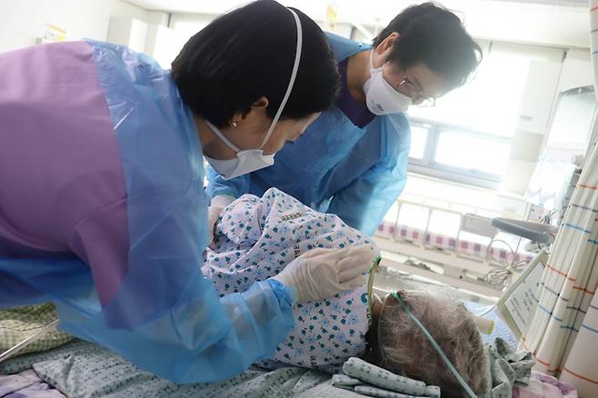 치료간병통합서비스 병동에서 거동이 불편한 노인 환자의 욕창 방지를 위해 체위를 변경하는 모습. [사진=국립목포병원]