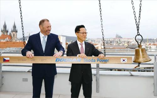 지난 2월 6일 체코 프라하증권거래소에서 열린 두산스코다파워 상장 기념식에서 박상현 두산에너빌리티 사장(사진 오른쪽)과 페트르 코블리츠 프라하증권거래소 CEO가 증시 상장을 알리는 종을 울리고 있다. (두산에너빌리티 제공)