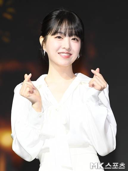 박보영은 자연스럽게 늘어뜨린 헤어 컬이 얼굴선을 부드럽게 감싸며 세련된 분위기를 배가시켰다.사진=천정환 기자