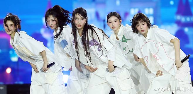 그룹 뉴진스(NewJeans)가 지난달 27일 오후 태국 방콕 임팩트 챌린저 홀 1-2(IMPACT Challenger Hall 1-2)에서 진행된 '제 9회 아시아 아티스트 어워즈'(The 9th Asia Artist Awards, 이하 'AAA 2024')'에 참석해 멋진 무대를 선보이고 있다. /사진=김창현 기자 chmt@