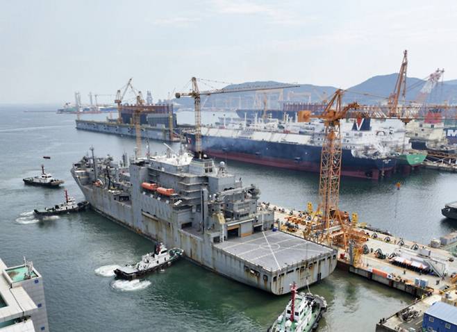 한화오션 거제사업장에 입항한 미국 해군 군수지원함인 ‘월리 쉬라’호가 안벽에 접근하고 있다/사진제공=한화오션
