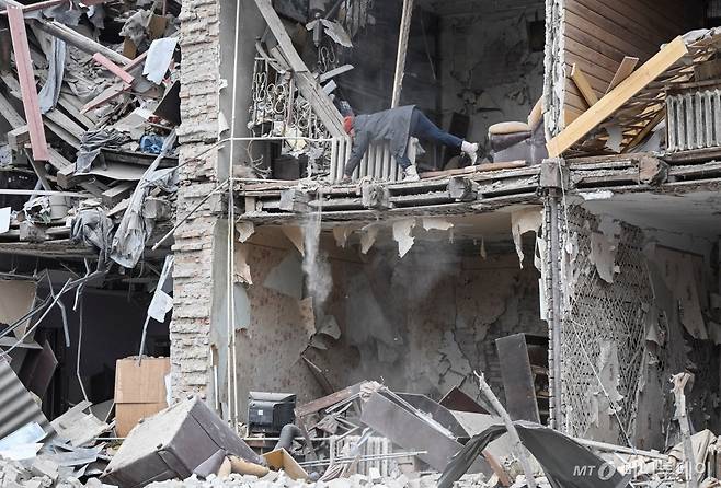 지난달 23일(현지시간) 우크라이나 자포리자에서 러시아 군의 미사일 포격을 받아 쑥대밭이 된 건물이 보인다. /사진=(자포리자 로이터=뉴스1)