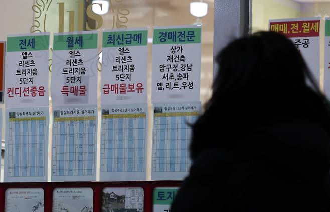 서울 아파트 매매·전세시장이 가격 급등에 대한 피로감과 대출 규제 강화 등으로 주춤하는 사이 월세 상승세가 이어지고 있다. 사진은 지난 10일 서울 시내의 한 공인중개사 사무소에 아파트 매매 매물 정보가 게시된 모습. /사진=뉴시스