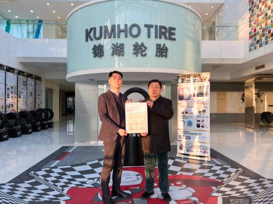 중국 창의 디자인 우수 작품상 수상한 금호타이어 금호타이어는 ‘중국 창의 디자인’ 어워드에서 우수 작품상을 수상했다고 13일 밝혔다. 최근 중국 천진에 위치한 금호타이어 중국연구소(KCTC)에서 금호타이어 KCTC장 김철(왼쪽) 상무, 천진시공업디자인협회 부회장인 추이리상 (崔立祥·오른쪽) 서기장이 상장을 들고 기념 사진을 촬영하고 있다. 금호타이어 제공.