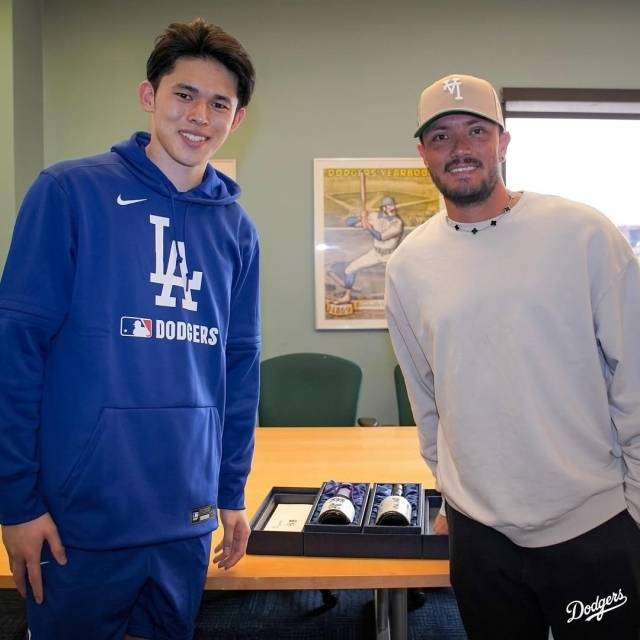 사사키 로키와 미겔 로하스./LA 다저스 SNS