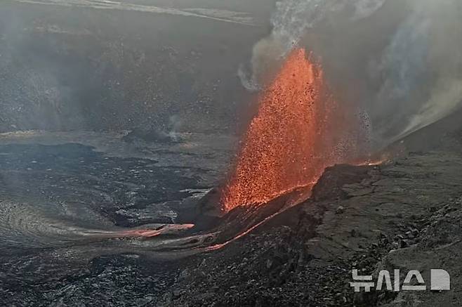 [하와이=AP/뉴시스] 미국지질조사국(USGS)이 제공한 사진에 11일(현지 시간) 하와이주 하와이 화산국립공원 킬라우에아 화산 정상 할레마우마우 분화구에서 용암이 분출되고 있다. 2025.02.12.