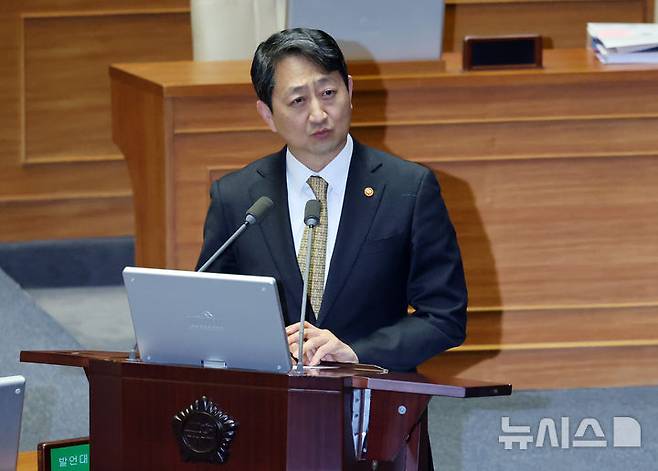 [서울=뉴시스] 조성우 기자 = 안덕근 산업통상자원부 장관이 13일 오후 서울 여의도 국회에서 열린 제422회 국회(임시회) 제5차 본회의 경제 분야 대정부질문에서 고동진 국민의힘 의원 질의에 답변하고 있다. 2025.02.13. xconfind@newsis.com