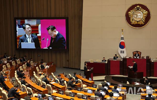 [서울=뉴시스] 권창회 기자 = 안덕근 산업통상자원부 장관이 13일 오후 서울 여의도 국회에서 열린 제422회 국회(임시회) 제5차 본회의 경제 분야 대정부 질문에서 고동진 국민의힘 의원 질의에 답하고 있다. 2025.02.13. kch0523@newsis.com