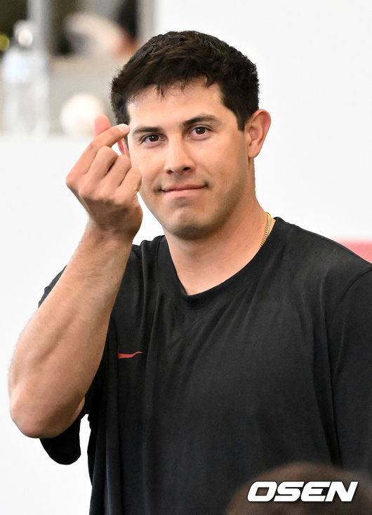 [OSEN=애리조나(미국), 이대선 기자] 13일(한국시간) 미국 애리조나주 메사 애슬레틱 그라운드에서 키움 히어로즈의 1차 스프링캠프가 진행됐다.키움은 3월 5일까지 미국 애리조나와 대만 가오슝에서 2025시즌 스프링캠프를 실시한다.키움 루벤 카디네스가 취재진을 향해 하트 포즈를 하고 있다. 2025.02.13 / sunday@osen.co.kr