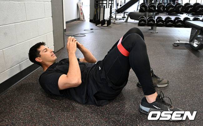 [OSEN=애리조나(미국), 이대선 기자] 13일(한국시간) 미국 애리조나주 메사 애슬레틱 그라운드에서 키움 히어로즈의 1차 스프링캠프가 진행됐다.키움은 3월 5일까지 미국 애리조나와 대만 가오슝에서 2025시즌 스프링캠프를 실시한다.키움 루벤 카디네스가 훈련을 하고 있다. 2025.02.13 / sunday@osen.co.kr