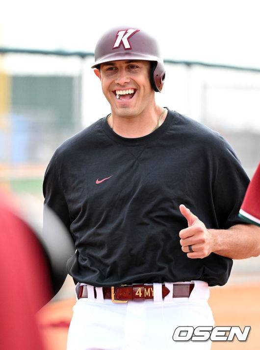 [OSEN=애리조나(미국), 이대선 기자] 13일(한국시간) 미국 애리조나주 메사 애슬레틱 그라운드에서 키움 히어로즈의 1차 스프링캠프가 진행됐다.키움은 3월 5일까지 미국 애리조나와 대만 가오슝에서 2025시즌 스프링캠프를 실시한다.키움 루벤 카디네스가 훈련을 하고 있다. 2025.02.13 / sunday@osen.co.kr