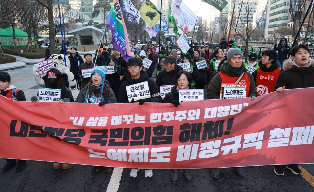 ▲17일 오후 서울 중구 한화그룹 본사 앞에서 열린 윤석열에 맞서 싸운 비정규직의 '내삶을 바꾸는 민주주의 대행진' 집회에서 비정규직 이제그만 공동투쟁 등 단체 회원들이 국민의힘 당사를 향해 행진하고 있다. ⓒ연합뉴스