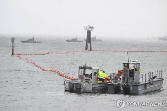 12일(현지시간) 미 해군 선박이 항공기가 추락한 샌디에이고 해역을 조사 중인 모습. AP 연합뉴스