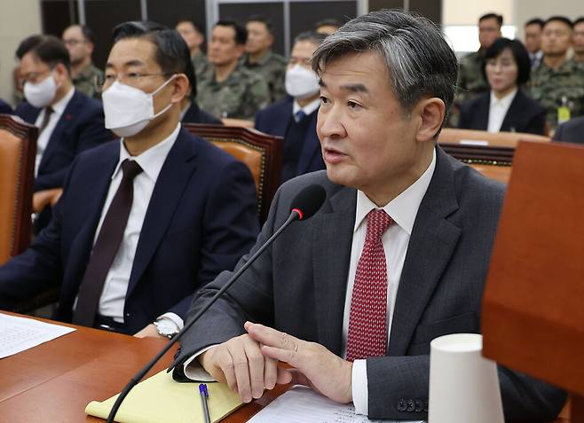 조태용 국가정보원장이 22일 서울 여의도 국회에서 열린 '윤석열 정부의 비상계엄 선포를 통한 내란 혐의 진상규명 국정조사 특별위원회' 1차 청문회에서 의원 질의에 답하고 있다. ⓒ 연합뉴스