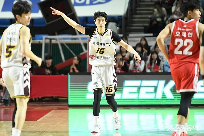 LG 정인덕(가운데)은 프로 입단 이후 처음으로 한 팀의 주전선수가 됐다. 오로지 노력으로 자리를 챙취한 그가 2024~2025시즌 LG의 상위권 질주에 알토란 같은 역할을 하고 있다. 사진제공|KBL