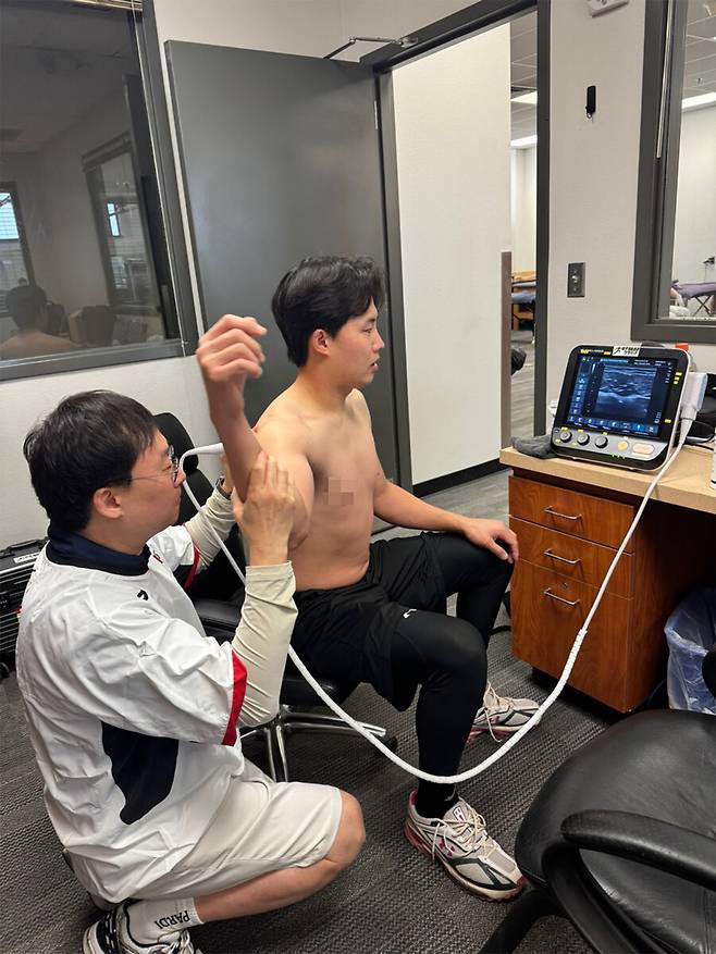 ▲ LG 트윈스 필드닥터로 활동하고 있는 세종스포츠정형외과 금정섭 원장이 2월 9일부터 3박 4일 일정으로 LG의 애리조나 스프링캠프에 방문했다. 금정섭 원장은 2023년부터 개인 비용과 시간을 들여 LG 캠프를 방문해 선수들의 몸 상태를 직접 확인하고 있다. ⓒ LG 트윈스