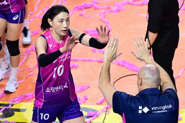 흥국생명 김연경(왼쪽)이 13일 GS칼텍스전 승리를 이끌고 아본단자 감독과 하이파이브를 하고 있다. /사진=KOVO 제공